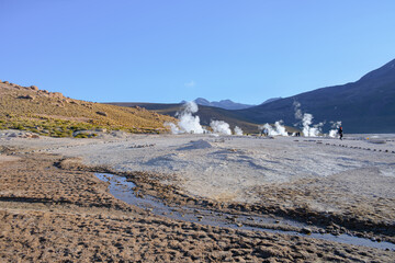 Turistas circulando no Gêiser Tatio no deserto do Atacama durante o começo do dia. Nascer do sol. 