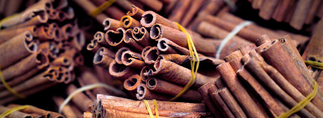 Obraz na płótnie Canvas Lots of cinnamon bunches on a horizontal photograph