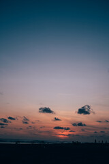 夕焼けでオレンジ色の空
