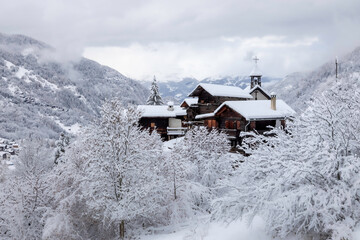 Vieux hameau de montagne dans le Val d'Anniviers avec des chalets de bois et le clocher d'une chapelle - 687172668