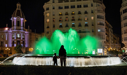 Contraluces en fuente de la Plaza del Ayuntamiento de Valencia (España)