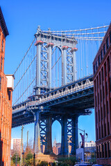 Iconico Ponte di Brooklyn con lo skyline di New York sullo sfondo fotografato da Dumbo
