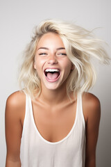 Une belle femme heureuse et souriante, arri&egrave;re-plan blanc