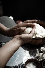 tortillas de maíz hechas a mano por mujer mexicana