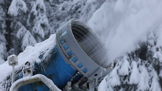 Verschneite Landschaft und Schneekanonen im Winter mit Drohne