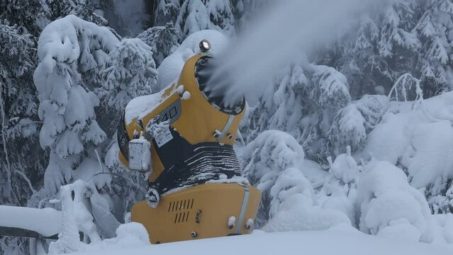 Verschneite Landschaft und Schneekanonen im Winter mit Drohne