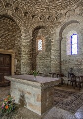 Autel dans l'église romane de Saint-Hymetière, Jura, France