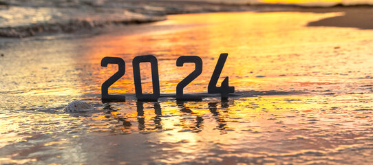 Bonne année 2024 : concept de nouvelle année 2024 avec un lever de soleil sur la plage et les...