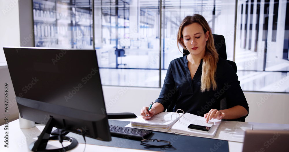 Aufkleber Accountant Using E Invoice Software At Computer