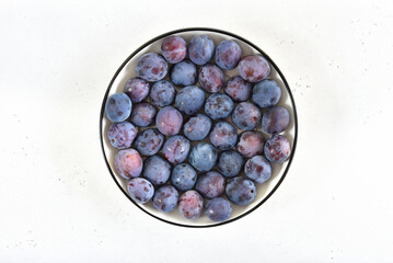 Obraz na płótnie Canvas Fresh plums on plate