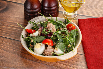 Salad with tuna, tomato, quail egg and arugula