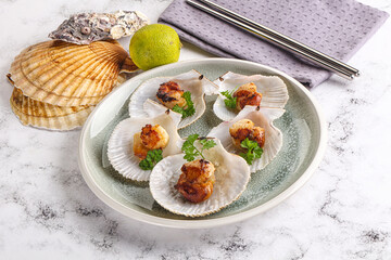 Grilled scallops shell with butter