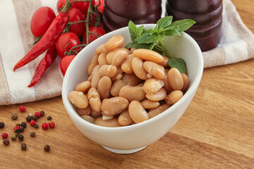 Whinte canned kidney beans in the bowl