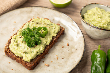 Vollkornbrot mit frischer Avocadocreme und Kräutern