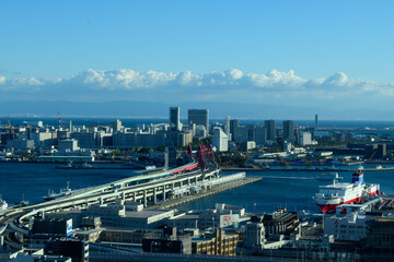 神戸市役所の展望台からポートアイランドをのぞむ都市景観。