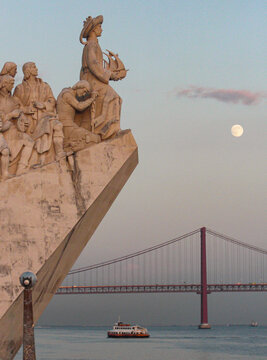 Abendstimmung am Tejo in Lissabon; Heinrich der Seefahrer auf dem Denkmal der Entdeckungen mit der Brücke des 25. April 