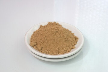 Zenzero in polvere usato in cucina come spezia da aggiungere in numerose ricette