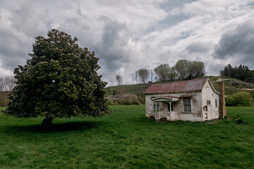 Abandoned house in the countryside, Mangaweka, New Zealand - obrazy, fototapety, plakaty