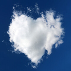 heart-shaped cloud in blue sky - 687318094