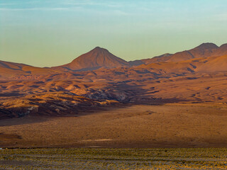 Obraz premium Vista aérea do por do sol e final da tarde em San Pedro de Atacama, Chile. 