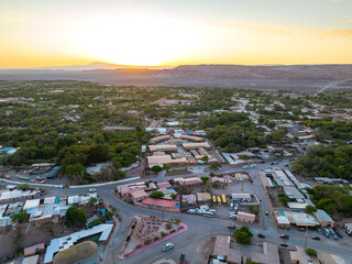 Vista aérea de cidade no deserto com muitas árvores e vegetação. San Pedro de Atacama, Chile. 