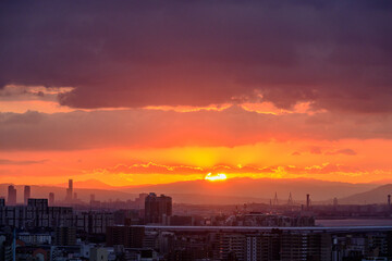 Fototapeta na wymiar 都市の夜明け。神戸の高台岡本梅林公演より神戸市街地と大阪市街地をのぞむ