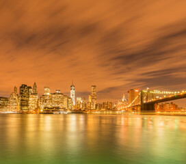 Fototapeta premium Night view of Manhattan and Brooklyn bridge