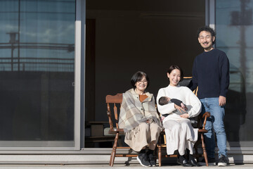 庭で撮るカメラ目線の家族のポートレート...
