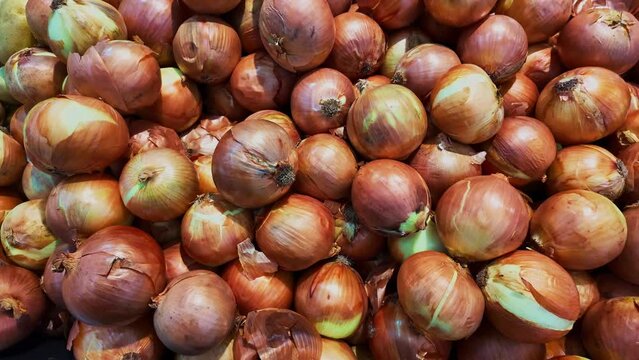 Onions piled in a large tray at the market..Whole shallots have a sweet, organic, healthy shallot taste..high quality video 4K Shallots in white background..shallot is beneficial to health.