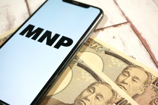 携帯電話のMNPとお金のイメージ 