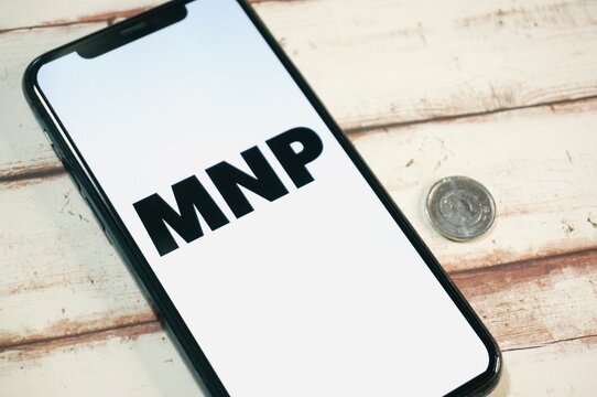 携帯電話のMNPとお金のイメージ