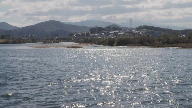 水面が光り輝く大和川の風景