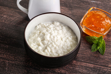 Grain curd with cream and jam