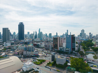Obraz premium Aerial view Hua Lamphong Railway Terminal Station with skyscraper buildings Bangkok downtown skyline