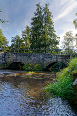 Fototapeta premium Historische Bogenbrücke über den Flusslauf der Thulba in der Gemeinde Thulba, Landkreis Bad Kissingen, Unterfranken, Franken, Bayern, Deutschland
