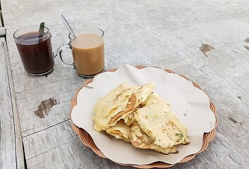 Fried tempeh and a glass of coffee drink, taken at close range