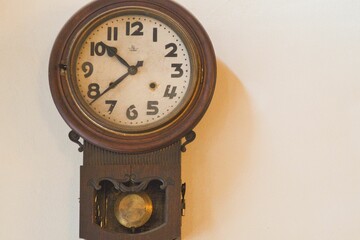 壁掛け古時計、アンティークな骨董品