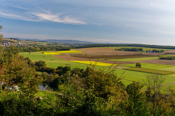  Blick &uuml;ber die Weinberge an der Mainleite zwischen Schweinfurt und Mainberg in die Mainebene, Landkreis Schweinfurt, Unterfranken, Franken, Bayern, Deutschland