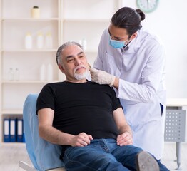 Obraz premium Old man visiting young doctor for plastic surgery