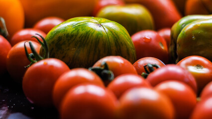 Macro de différentes variétés de tomates, de différentes couleurs