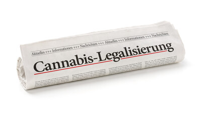 Zeitungsrolle mit der Überschrift Cannabis-Legalisierung - obrazy, fototapety, plakaty