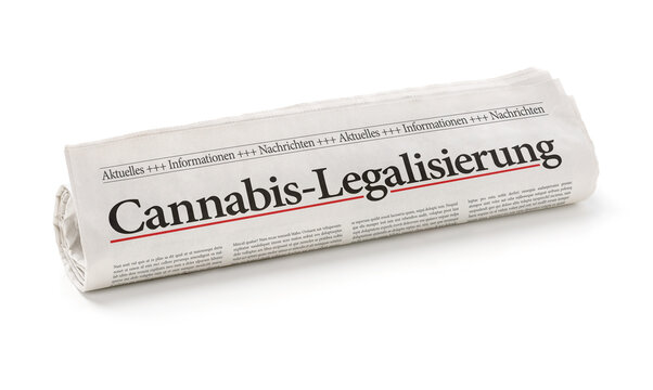 Zeitungsrolle mit der Überschrift Cannabis-Legalisierung