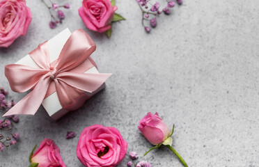 Gift box and beautiful roses