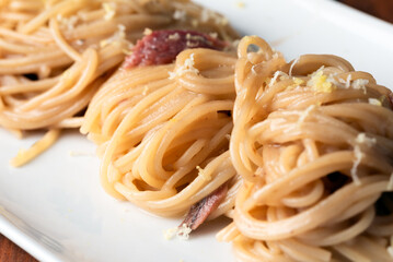 Deliziosi spaghetti con burro, alici e scorza di limone - pasta italiana 