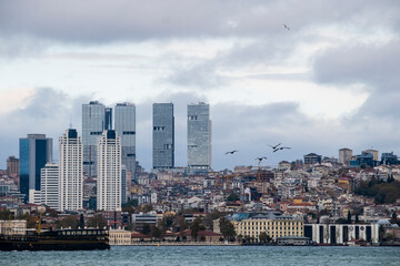 Naklejka premium Vistas a la ciudad de Estambul, parte moderna con rascacielos, Turquía