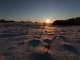Winterliche Landschaft mit Schnee beim Sonnenuntergang