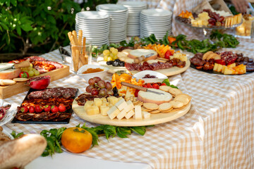 Mesa con diferentes tipos de alimentos para una fiesta