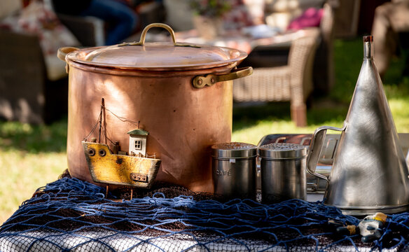 Mesa con enseres para cocinar  en exteriores