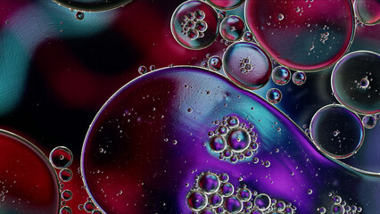Abstract Colorful Food Oil Drops Bubbles and spheres Flowing on Water Surface - 687485420