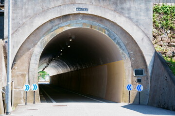トンネルのある風景
